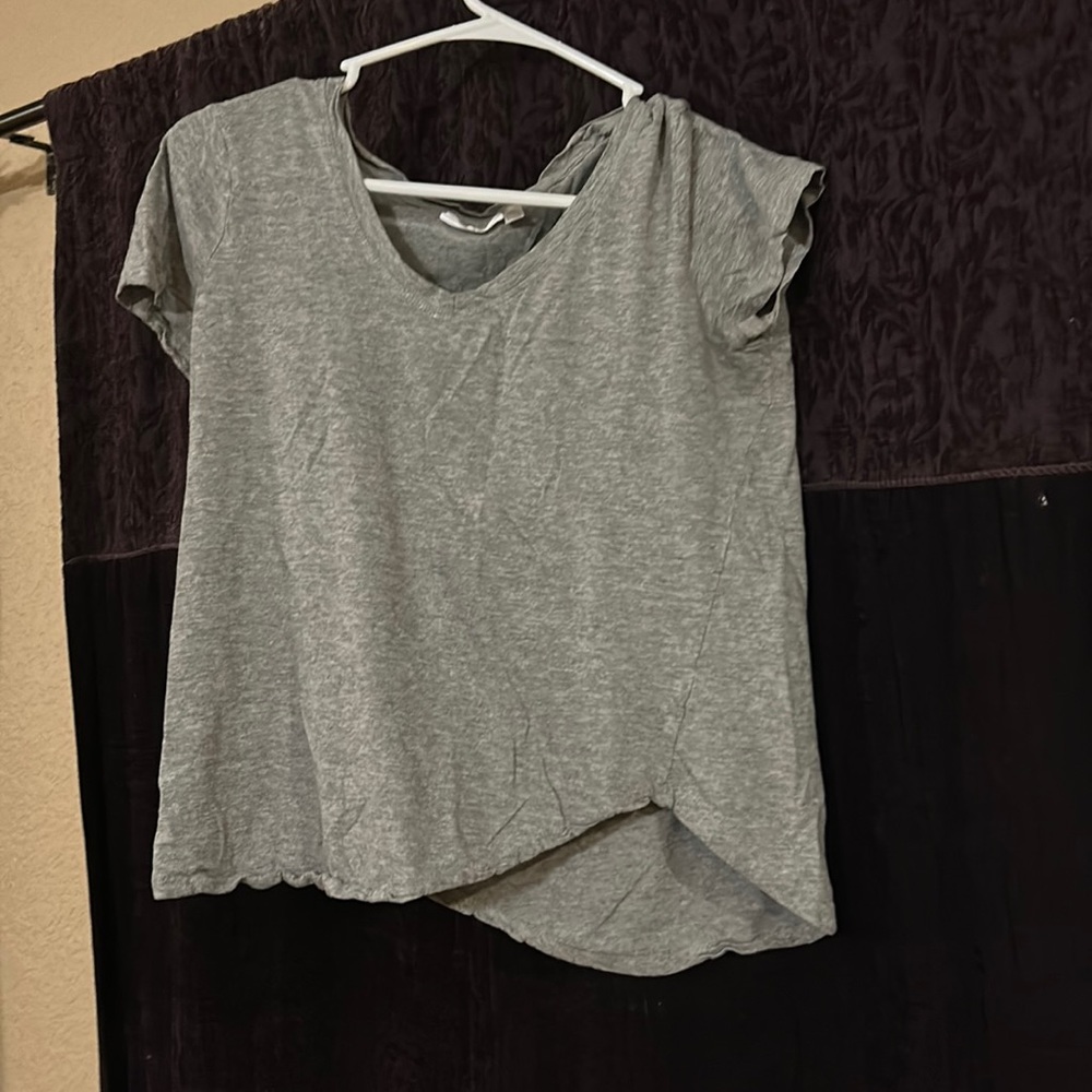 gray t-shirt